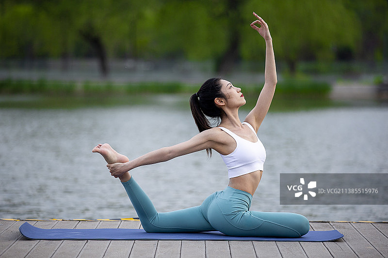 年轻的女青年在做瑜伽图片素材