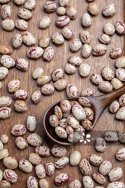 汤匙中的花奶豆特写图片素材