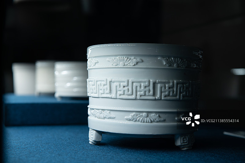 中国古代名瓷，德化窑白釉堆贴纹三足瓷炉，清图片素材