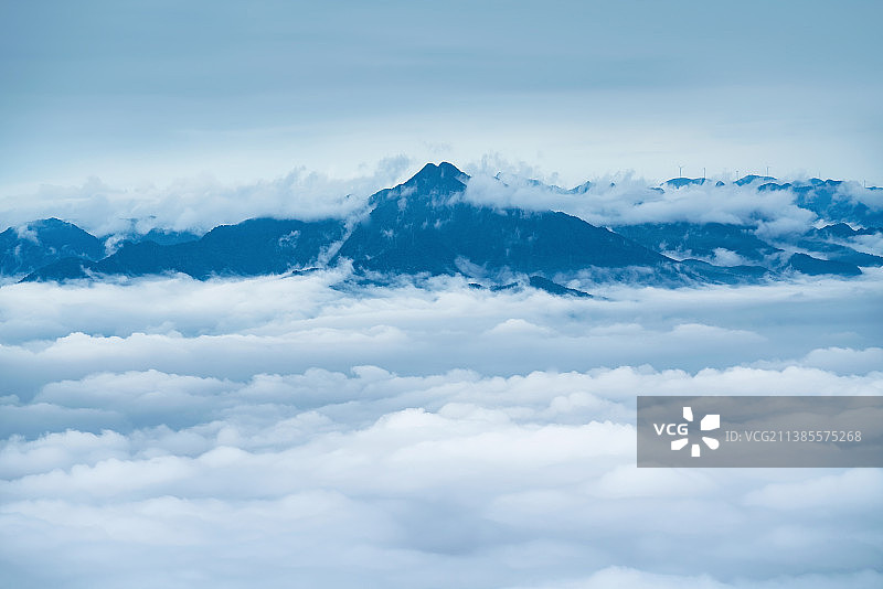 群山下犹如大海般波涛汹涌的云海图片素材