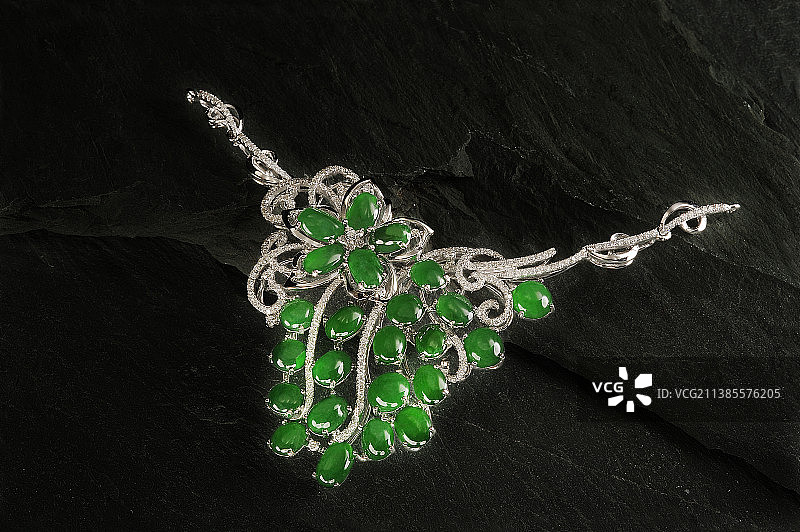 翡翠钻石镶嵌首饰--吊排图片素材