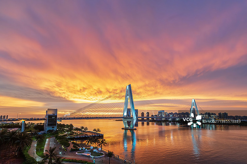 海口世纪大桥火烧云晚霞图片素材