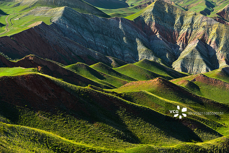 中国新疆石河子天山丘陵牧场图片素材