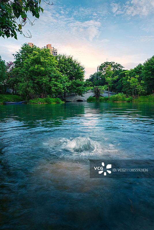 石锣鼓湿地公园里的涌泉图片素材