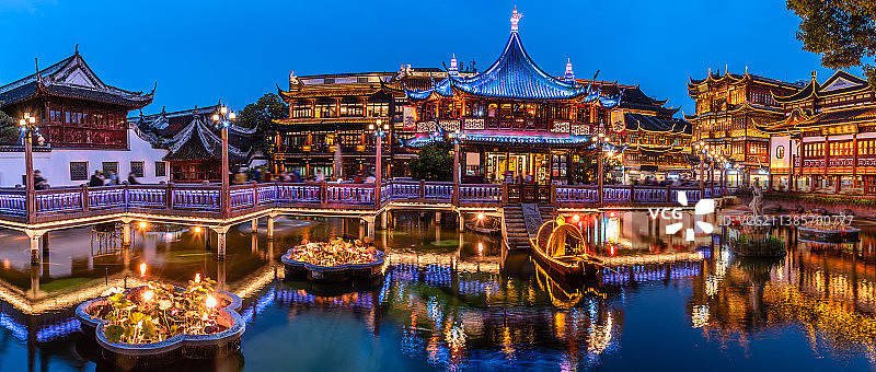 中国上海豫园商城的园林古建筑夜景图片素材