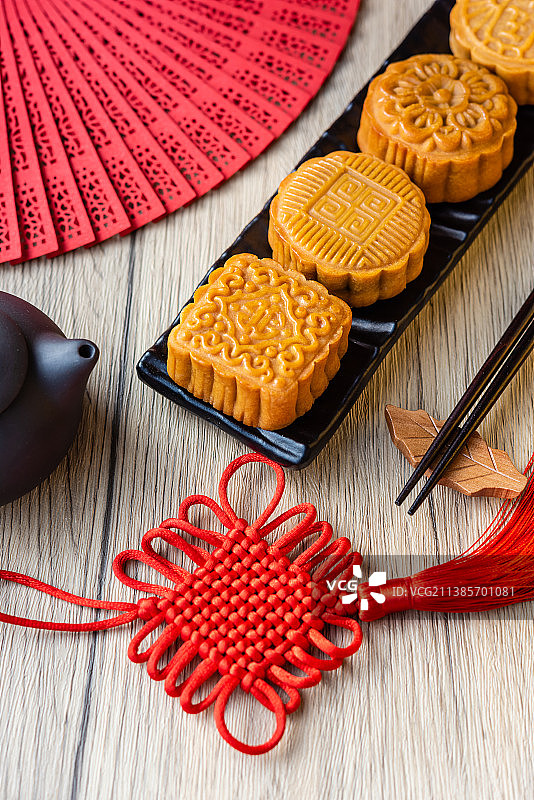 窗前紫砂壶竹简中国风背景上的月饼图片素材