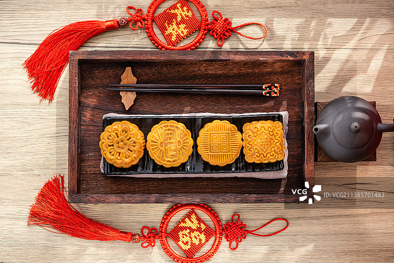 窗前中国风背景上的五仁月饼图片素材