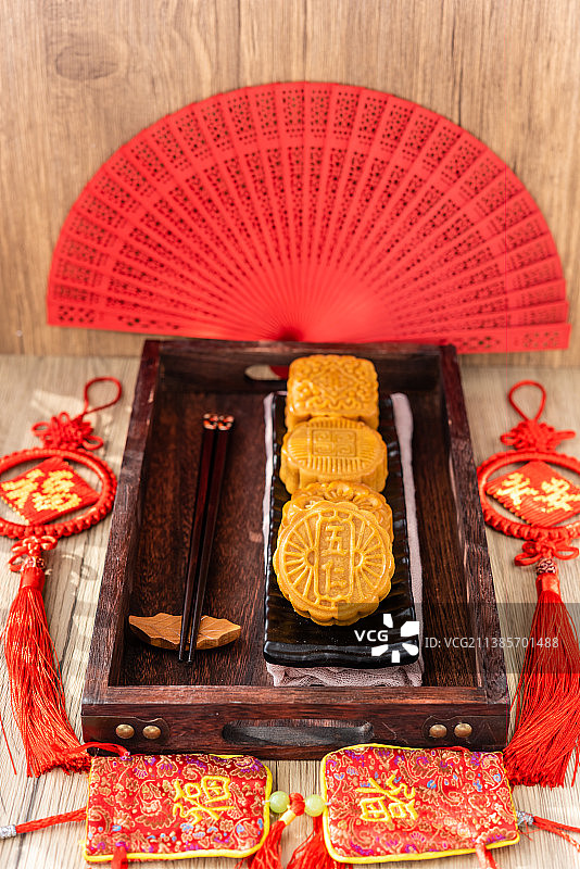 窗前中国风背景上的五仁月饼图片素材