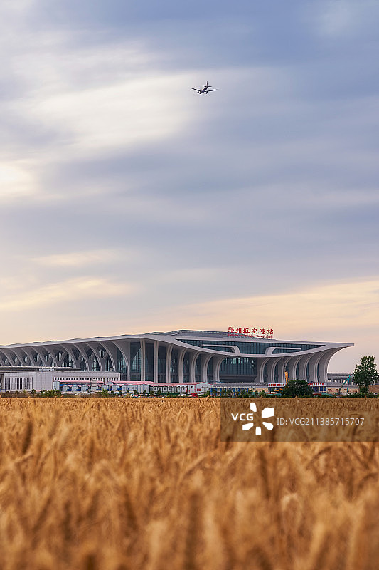 河南郑州高铁站郑州航空港站（原郑州南站）站房与麦田夏季户外风光图片素材