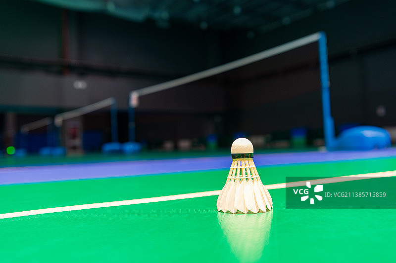 空旷羽毛球场上的羽毛球特写图片素材