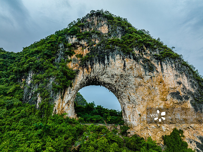 《广西桂林阳朔月亮山》图片素材