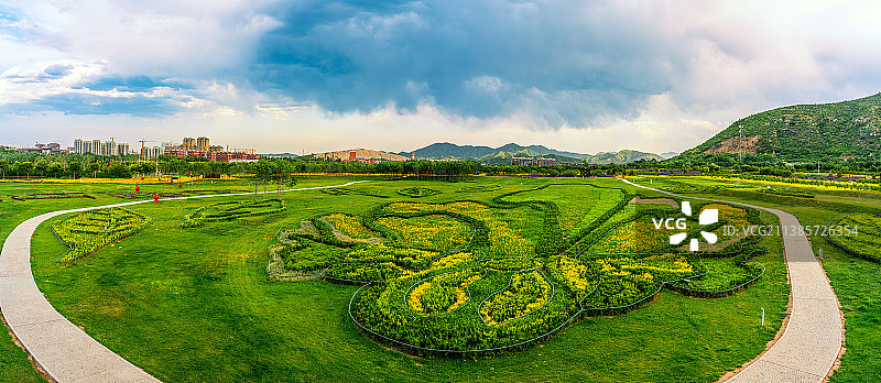 郊野公园的草坪与花海：石家庄石榴红了主题园图片素材