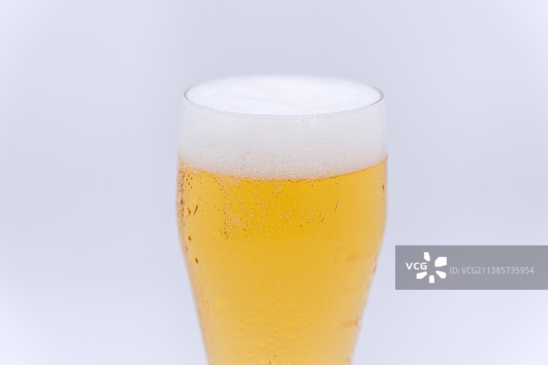 室内棚拍冰块和一杯啤酒图片素材