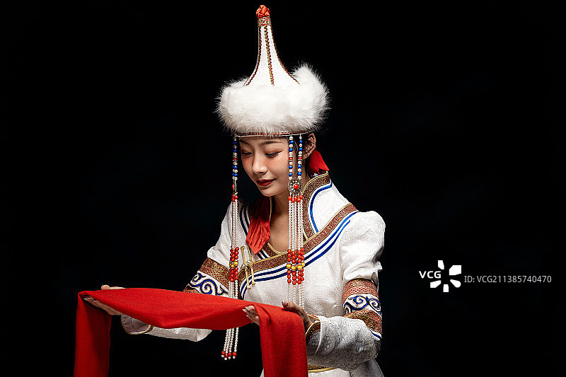 穿着蒙古族服饰的亚洲青年女性图片素材