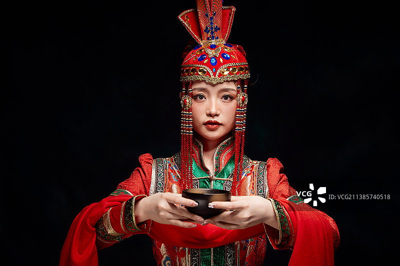 穿着蒙古族服饰的亚洲青年女性图片素材