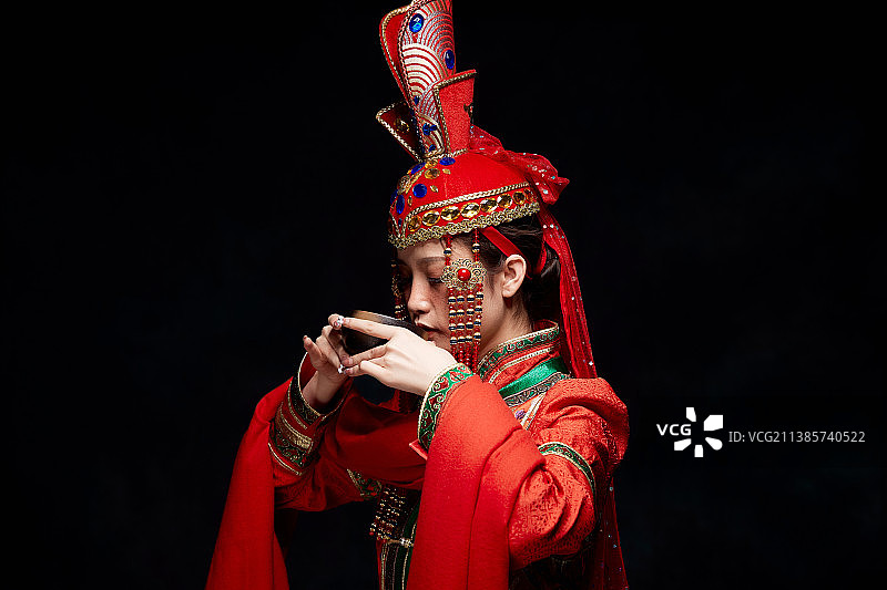 穿着蒙古族服饰的亚洲青年女性图片素材