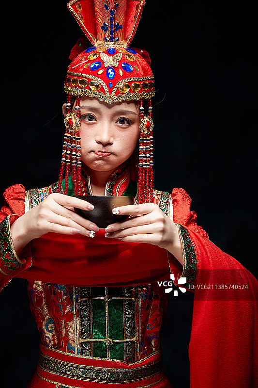 穿着蒙古族服饰的亚洲青年女性图片素材