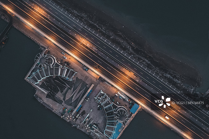 大堤上的灯光+江苏省连云港市连云区连岛大堤图片素材