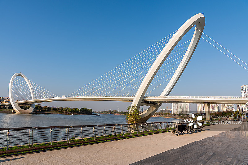 中国江苏南京的南京眼步行桥图片素材