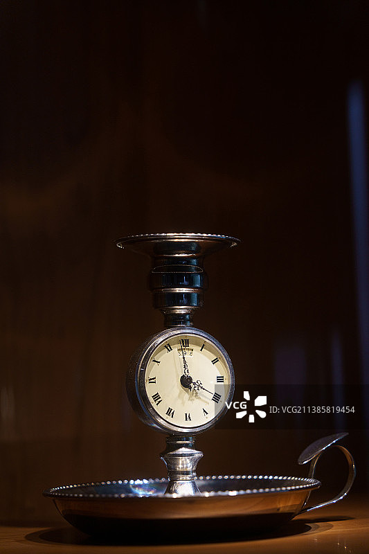 室内拍摄座钟特写图片素材