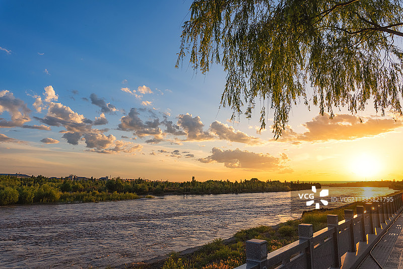 黄昏的伊犁河图片素材