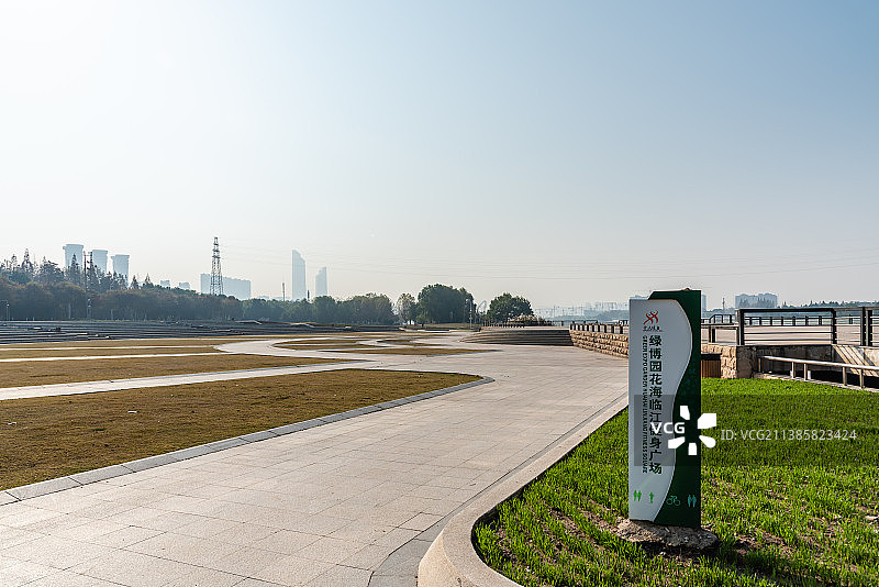 中国南京绿博园花海临江健身广场图片素材