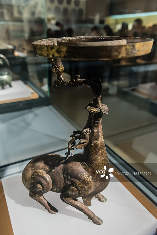 西汉鎏金铜鹿灯图片素材