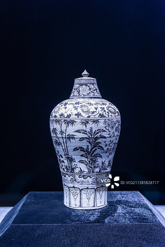 中国国宝明洪武釉里红岁寒三友纹梅瓶图片素材