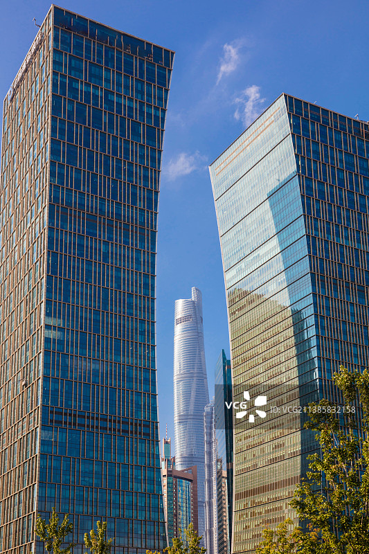 建设银行大厦和招商银行大厦之间的上海中心大厦图片素材