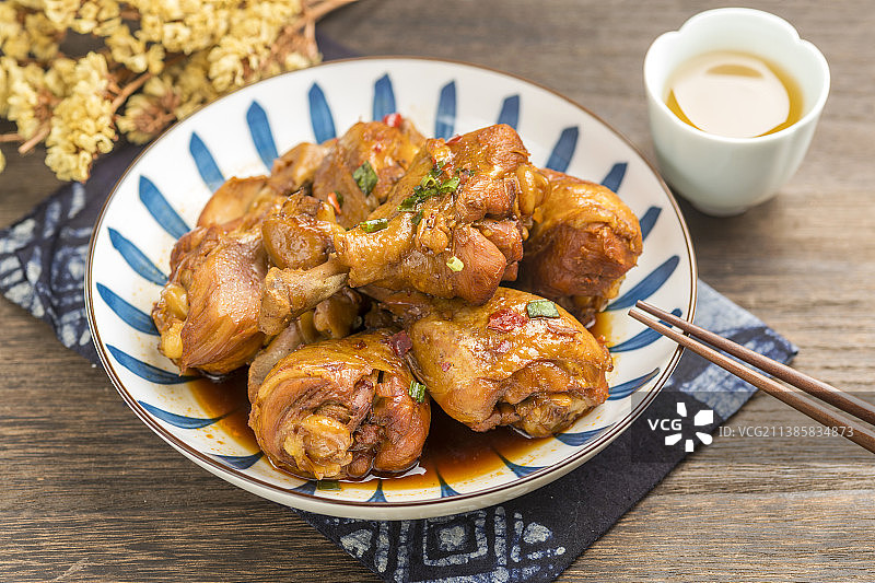 一盘红烧鸡腿特写木桌面背景图片素材