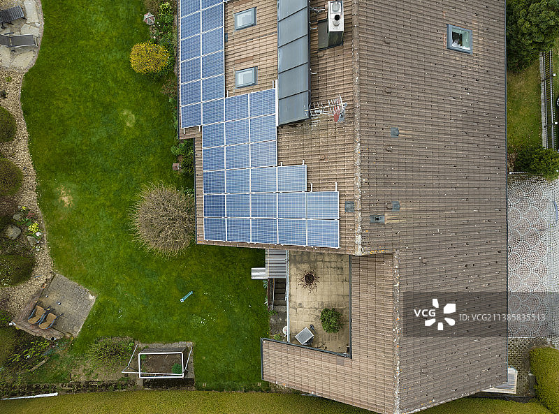 屋顶装有太阳能电池板的独栋住宅航拍图片素材