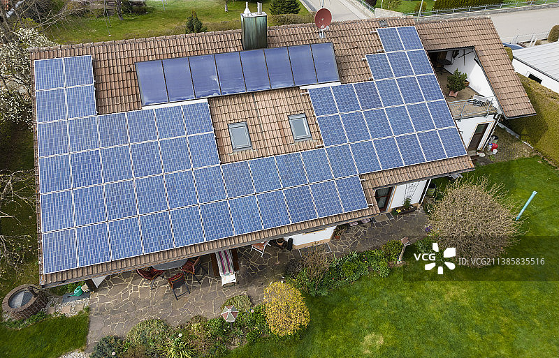 屋顶装有太阳能电池板的独栋住宅航拍图片素材