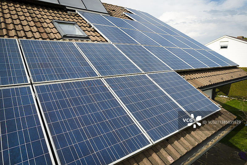 屋顶装有太阳能电池板的独栋住宅航拍图片素材