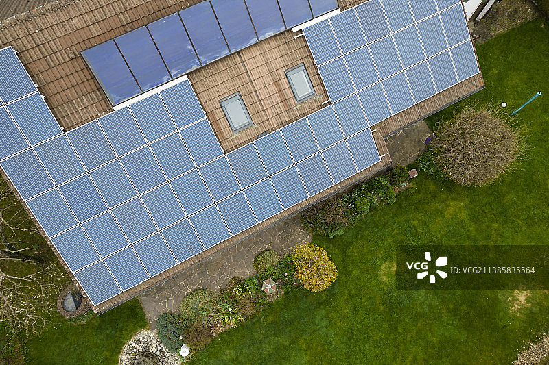 屋顶装有太阳能电池板的独栋住宅航拍图片素材