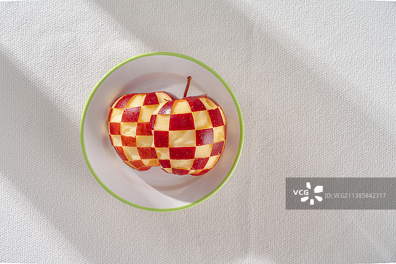 果盘里的刻花苹果图片素材