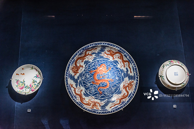 清乾隆青花海水红彩云龙纹盘图片素材