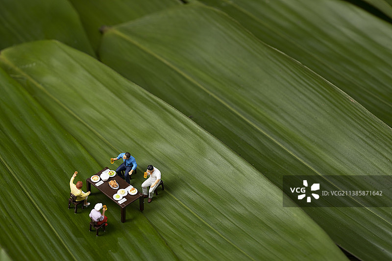 粽叶上的聚会图片素材