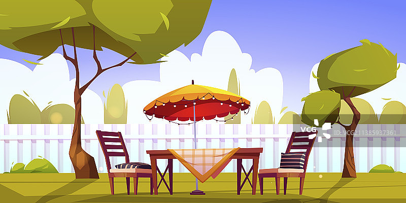 带围栏、桌椅和遮阳伞的后院图片素材