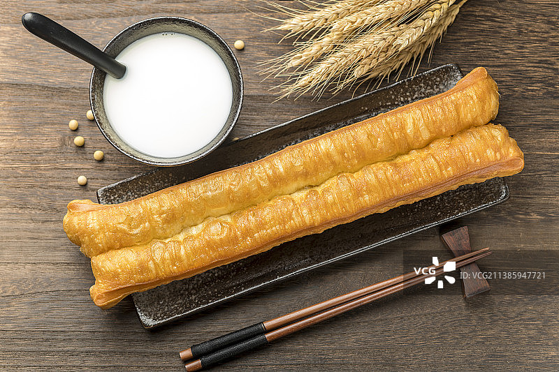 传统早餐豆浆油条特写古窗棂木桌面背景图片素材
