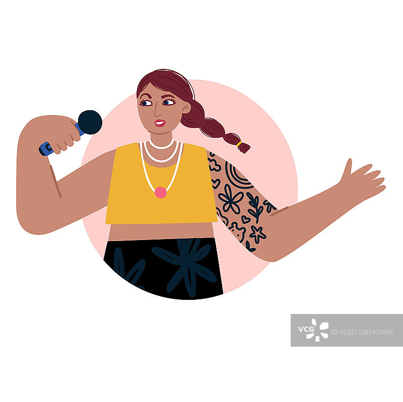 女孩用麦克风进行单口相声表演图片素材