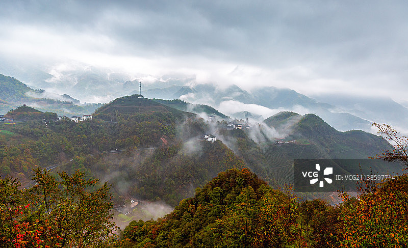 雨中的神农顶图片素材