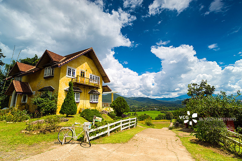 泰国拜县黄房子别墅图片素材