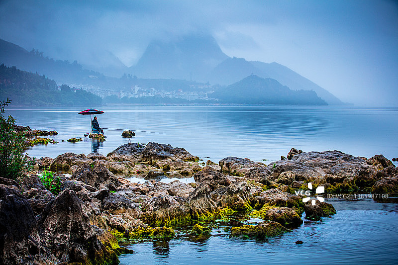 云南省玉溪市澄江市小雨中的抚仙湖图片素材