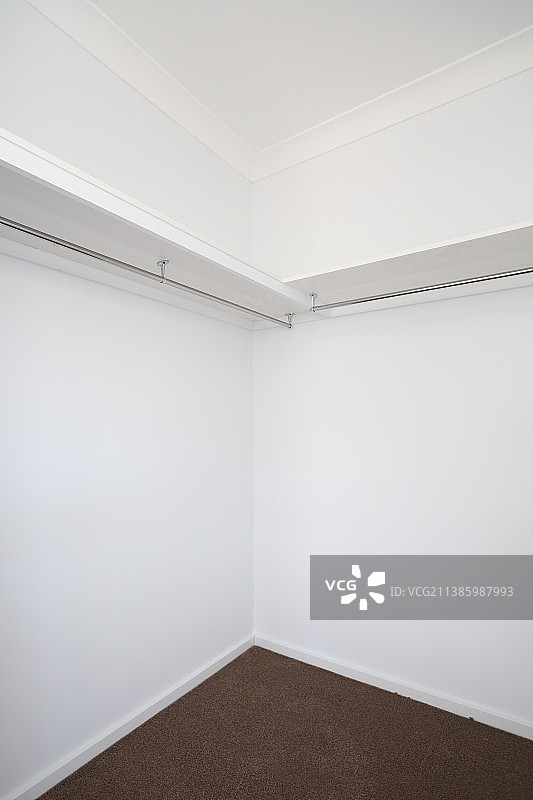 有挂杆的空储物间展示间图片素材