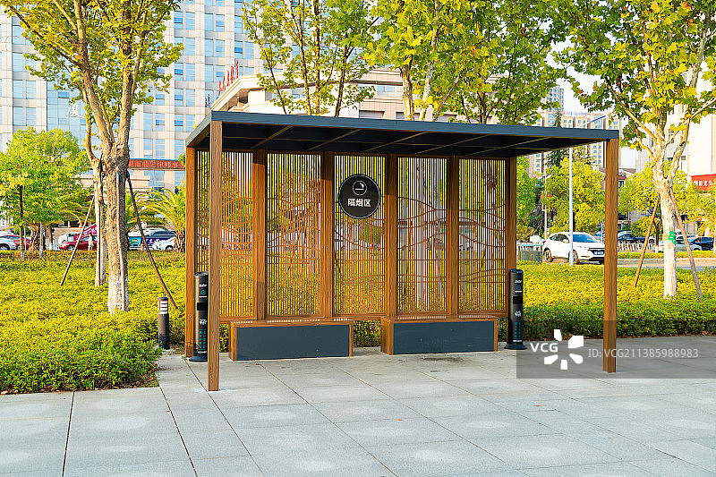 城市公园的人性化隔烟区图片素材