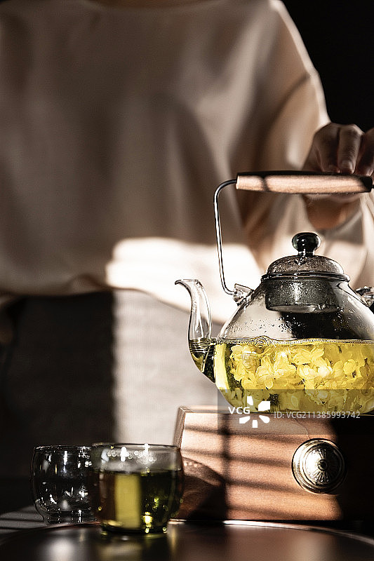 高雅女人煮茉莉花茶静物图片素材