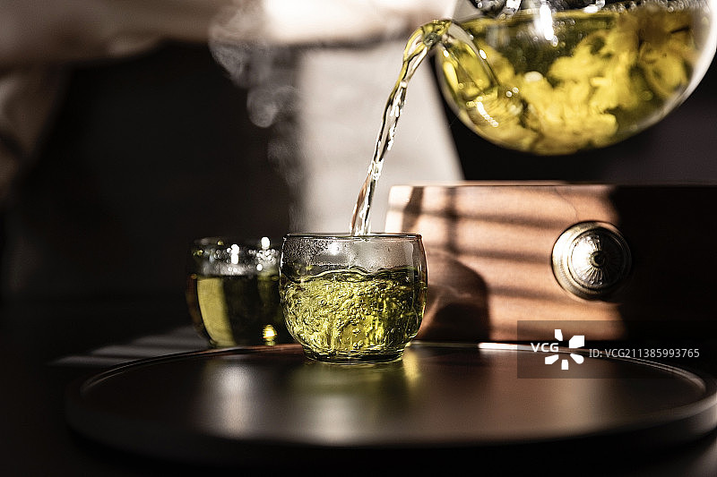 高雅女人倒茉莉花茶静物图片素材