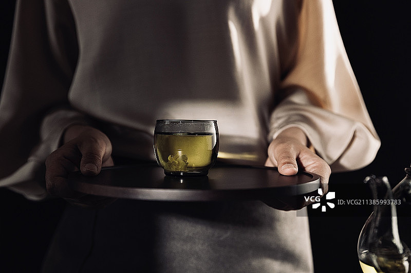 高雅女子端茉莉花茶图片素材