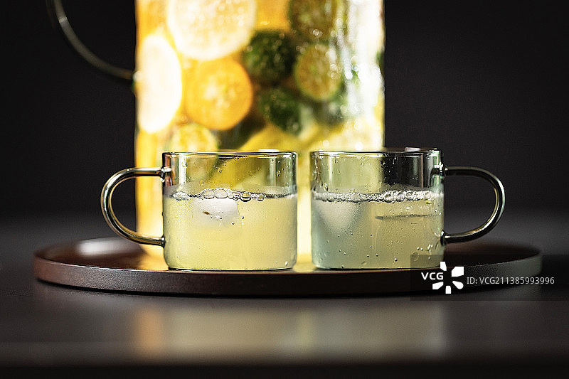 夏日冰凉饮料静物：金桔、青柠和柠檬碳酸冰块饮料特写图片素材