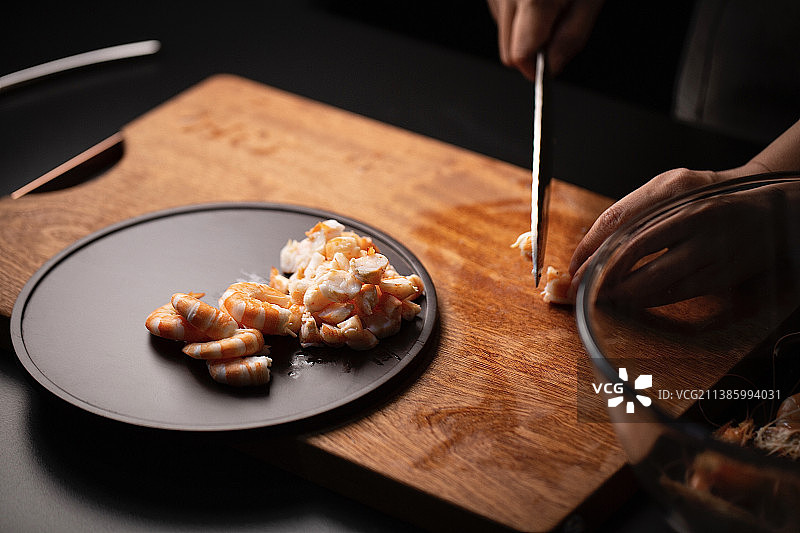 青年女子切虾特写图片素材